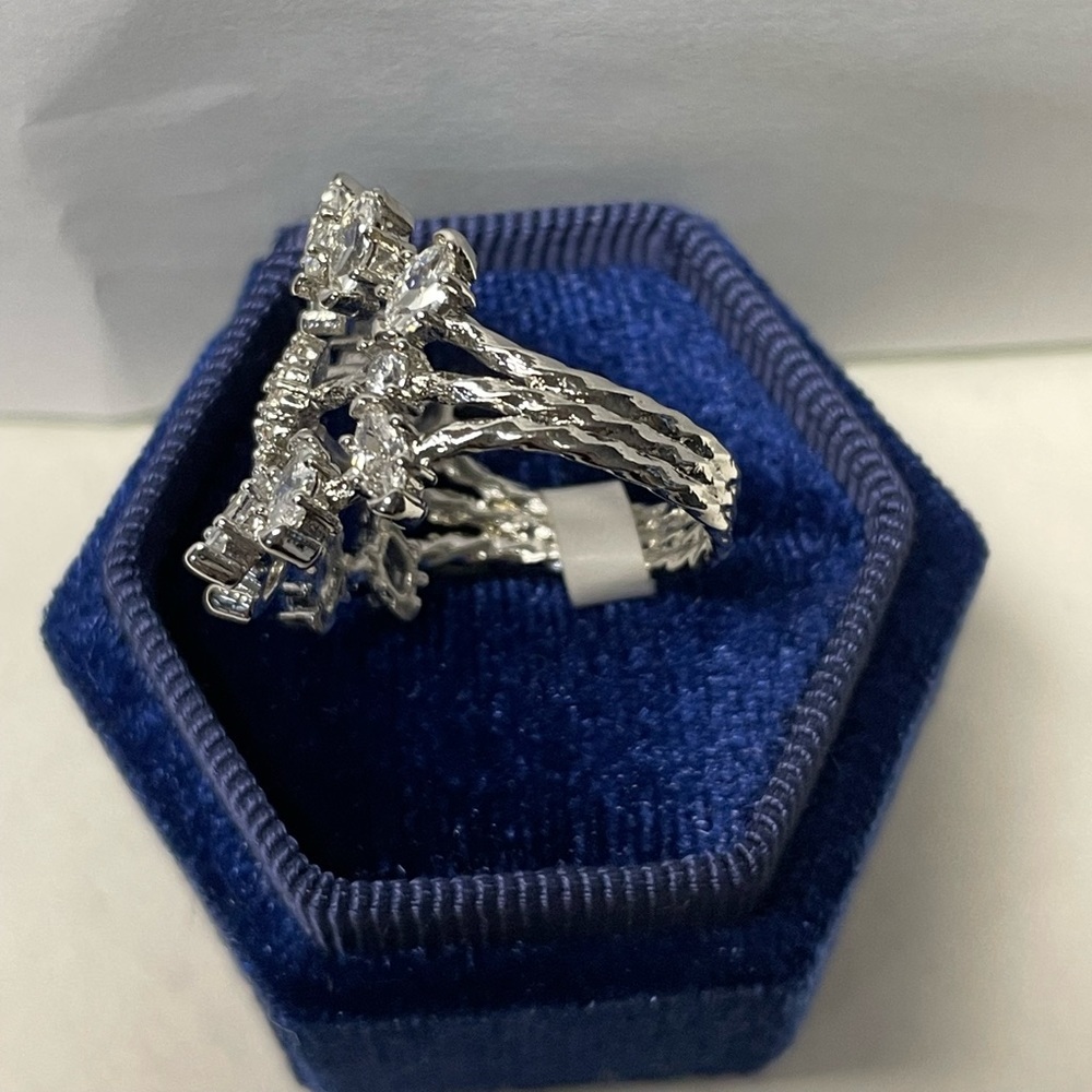 Unique Ring - Picture 5 of 11
